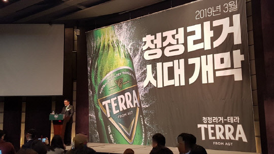 하이트진로가 레귤러 맥주 신제품 '테라'를 출시한다. 사진은 테라 출시 소감을 밝히는 김인규 하이트진로 사장. <김아름 기자>